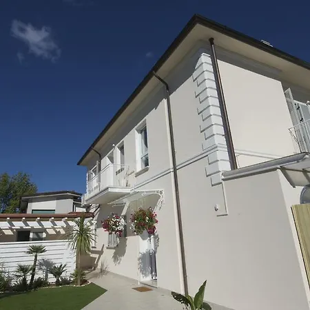 招待所 La Brise 马里纳-迪-皮特拉桑塔